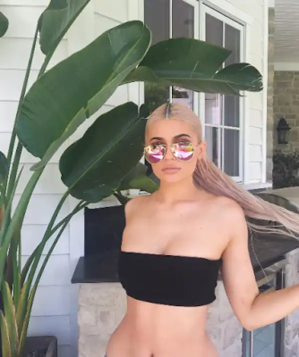 Kylie Jenner Puts Her Curvaceous Bod On Display For Charity In Bandeau Top